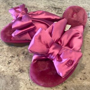 UGG fuzzy slipper w satin bows
